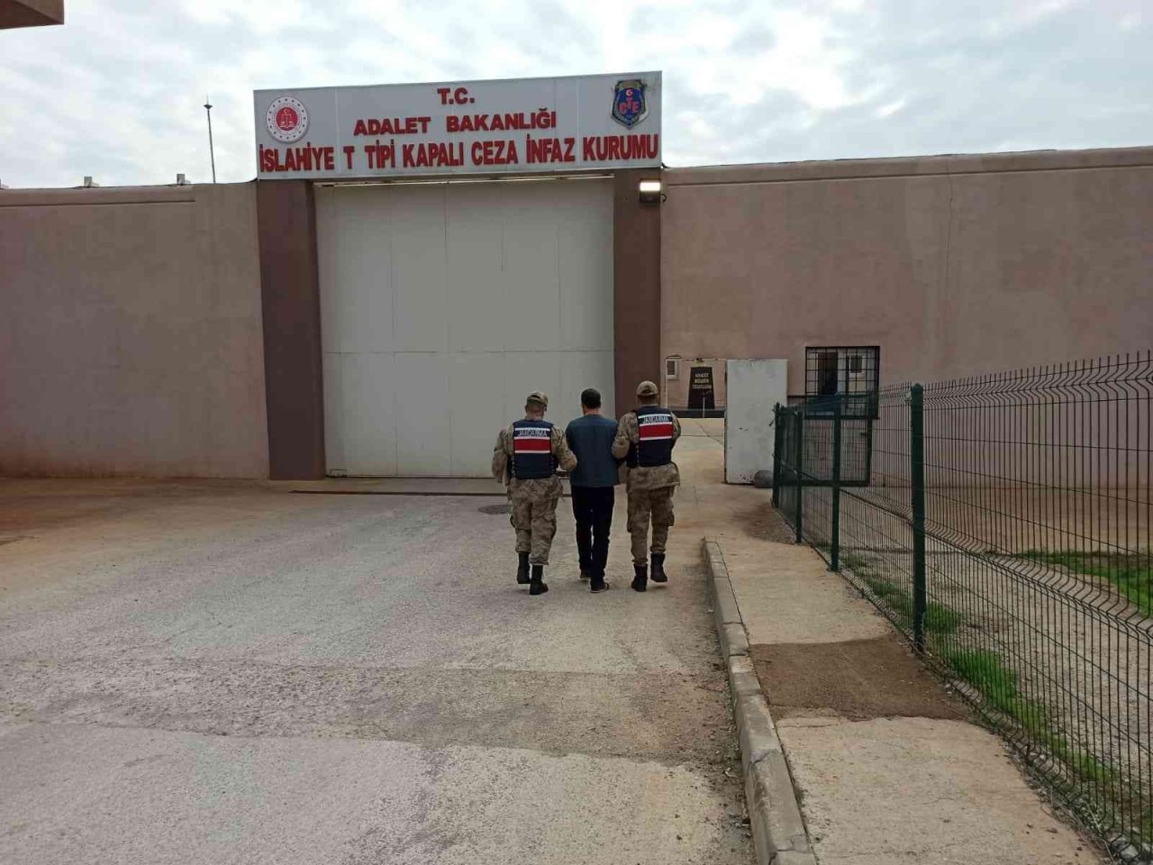 Jandarma, çeşitli suçlardan aranan 7 şahsı yakaladı