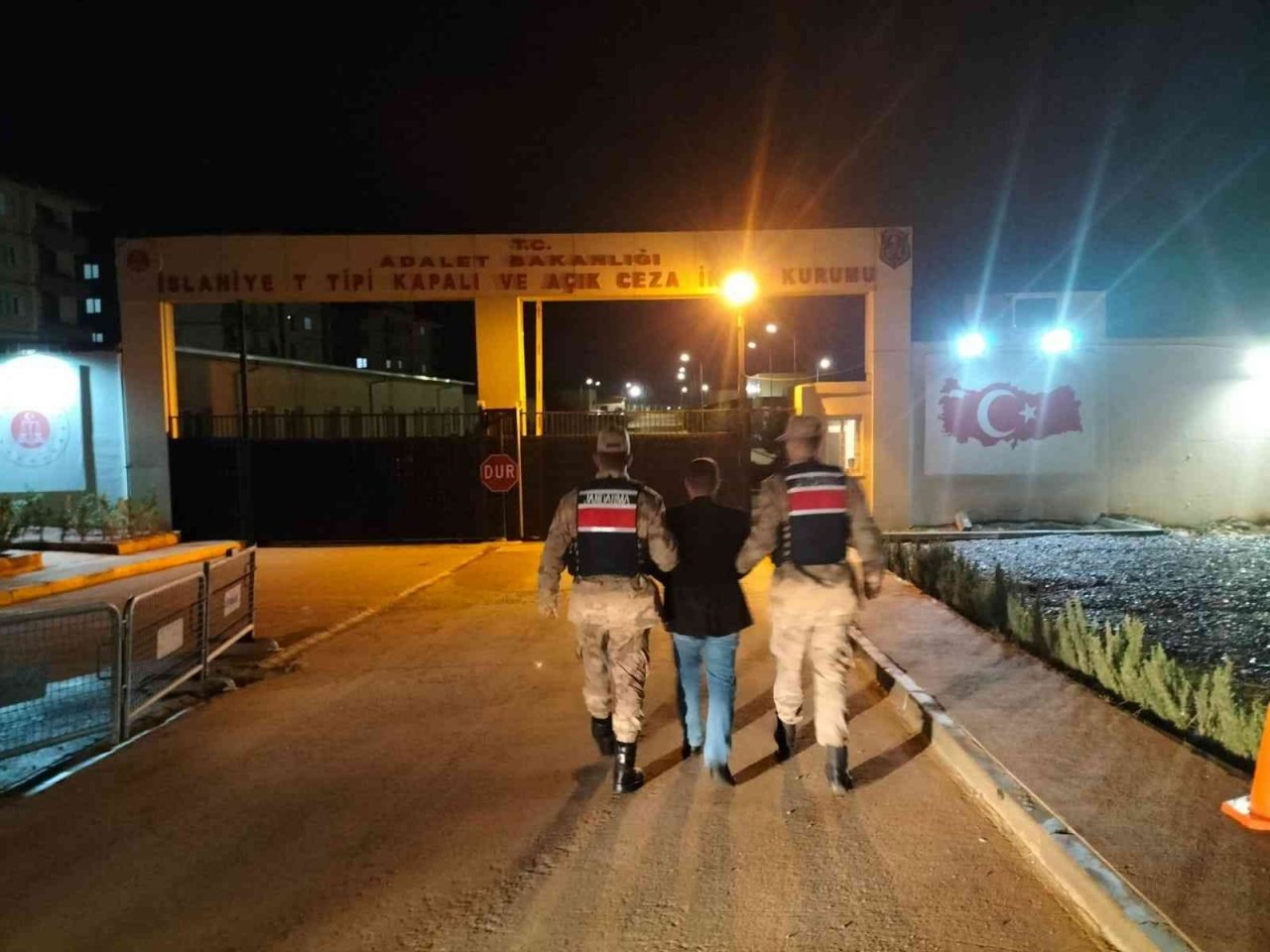 Jandarma, çeşitli suçlardan aranan 7 şahsı yakaladı