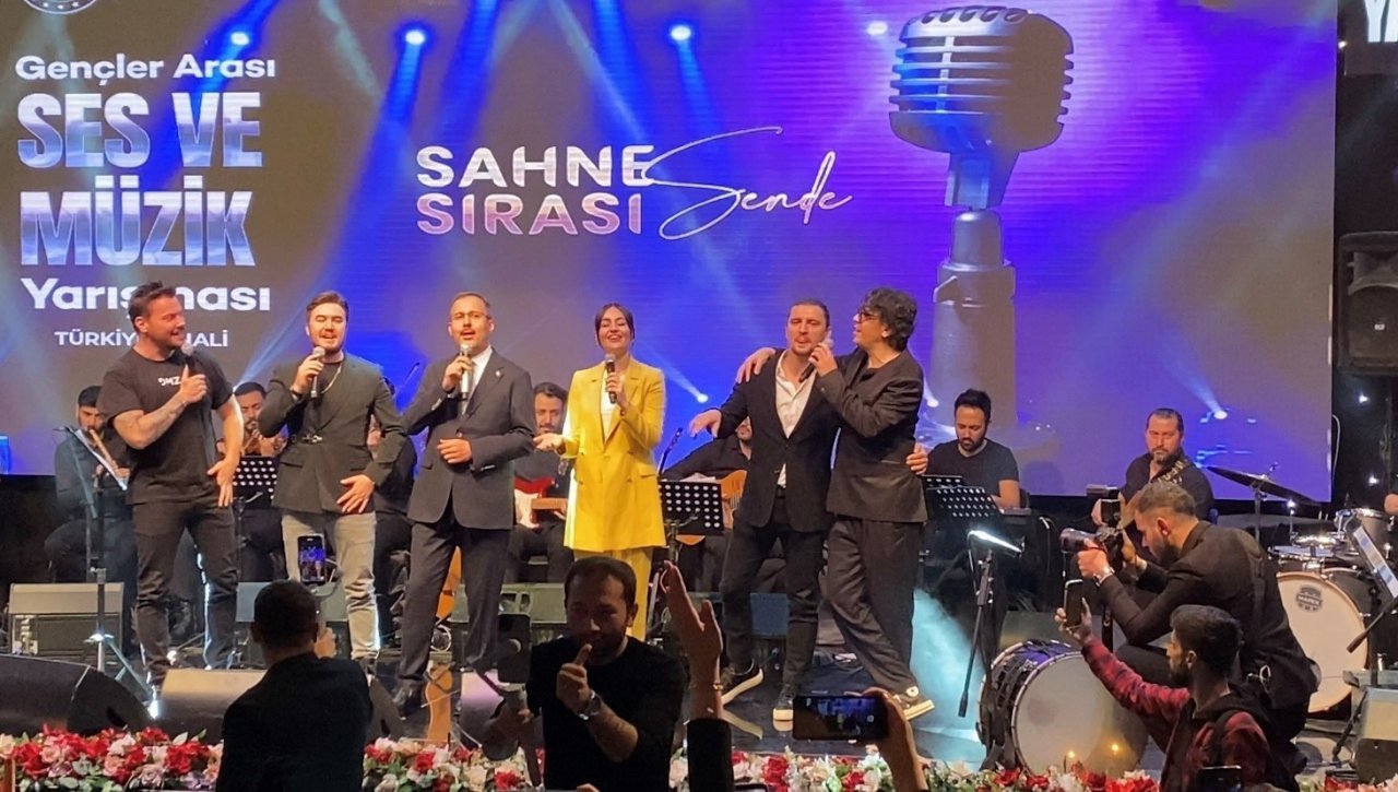 Bakan Kasapoğlu, sanatçılar ve gençlerle “Dünyadan Uzak” şarkısını seslendirdi