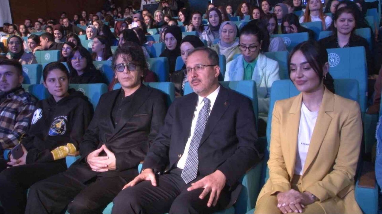 Bakan Kasapoğlu, sanatçılar ve gençlerle “Dünyadan Uzak” şarkısını seslendirdi