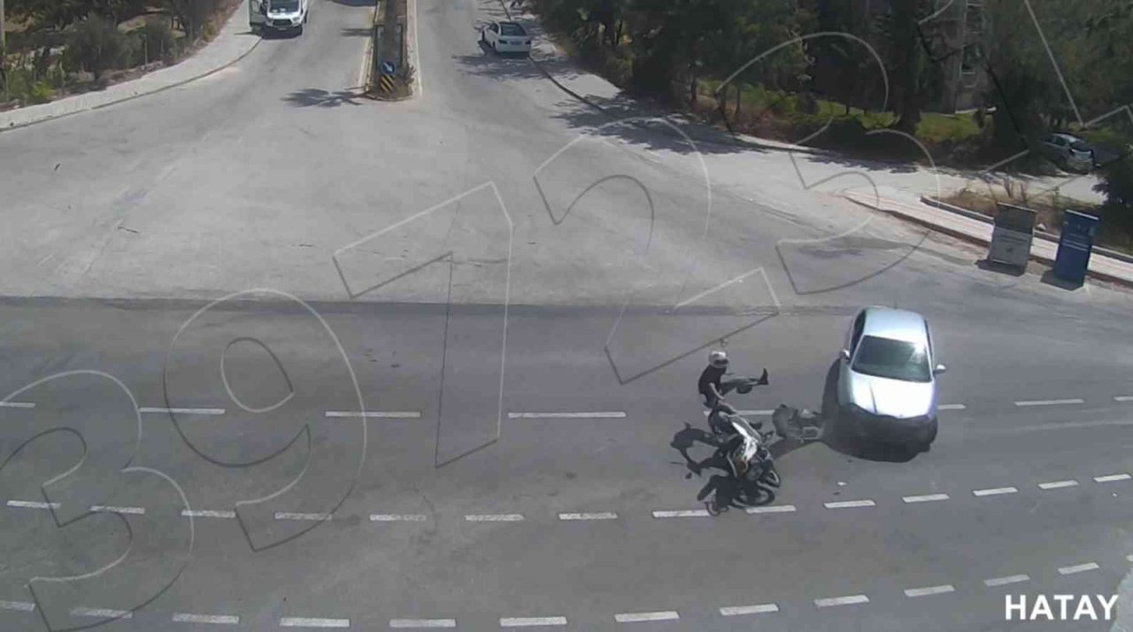 Hatay’da kaza anları kamerada: Araç parçalara ayrıldı, sürücü fırladı