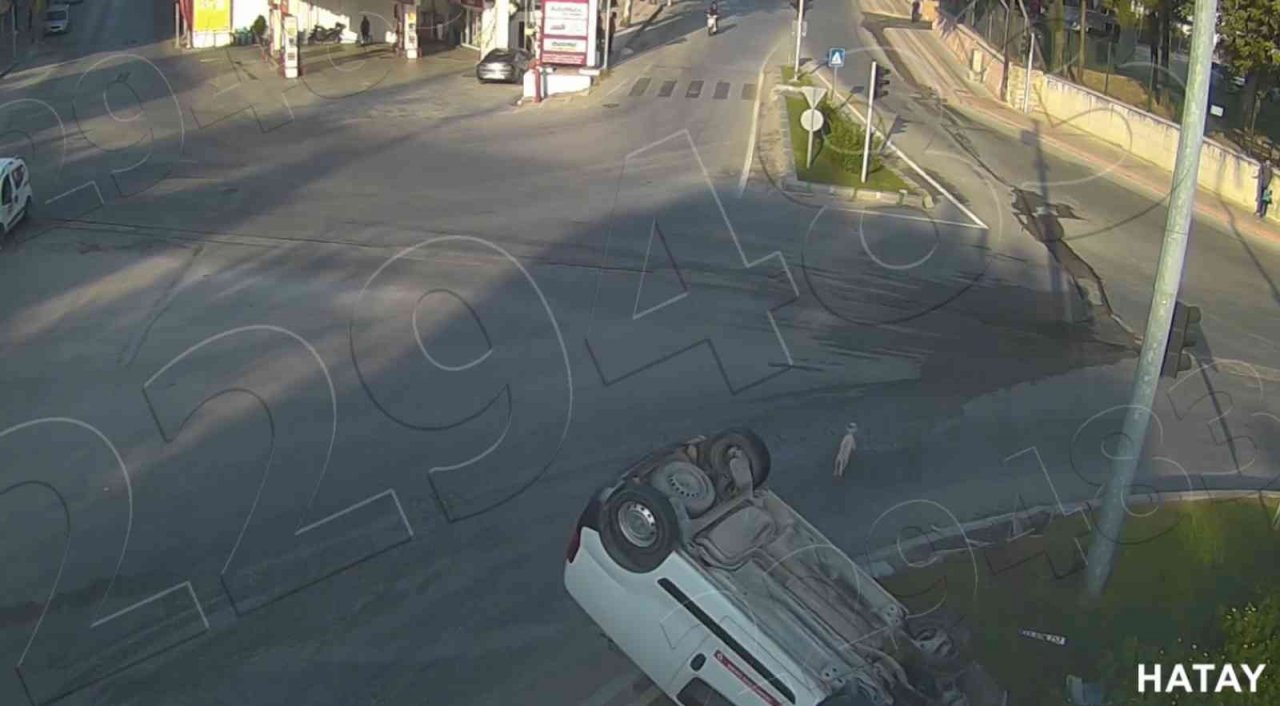 Hatay’da kaza anları kamerada: Araç parçalara ayrıldı, sürücü fırladı