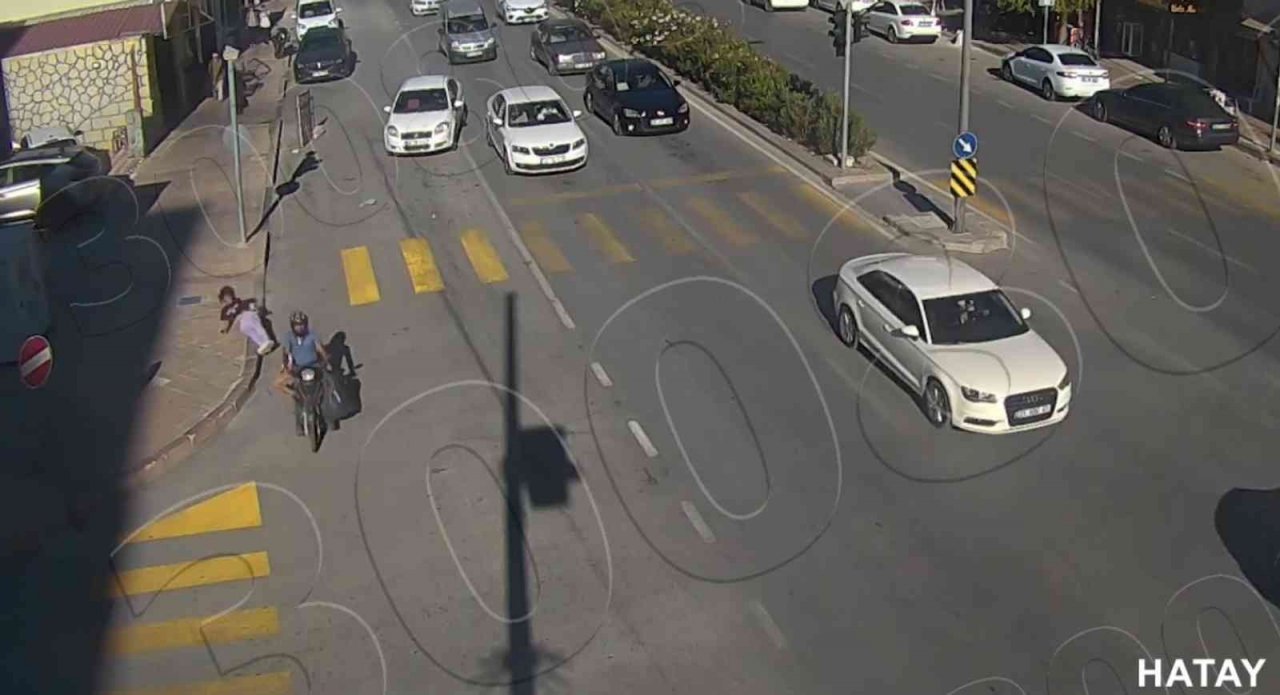 Hatay’da kaza anları kamerada: Araç parçalara ayrıldı, sürücü fırladı