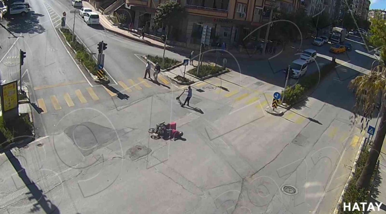 Hatay’da kaza anları kamerada: Araç parçalara ayrıldı, sürücü fırladı