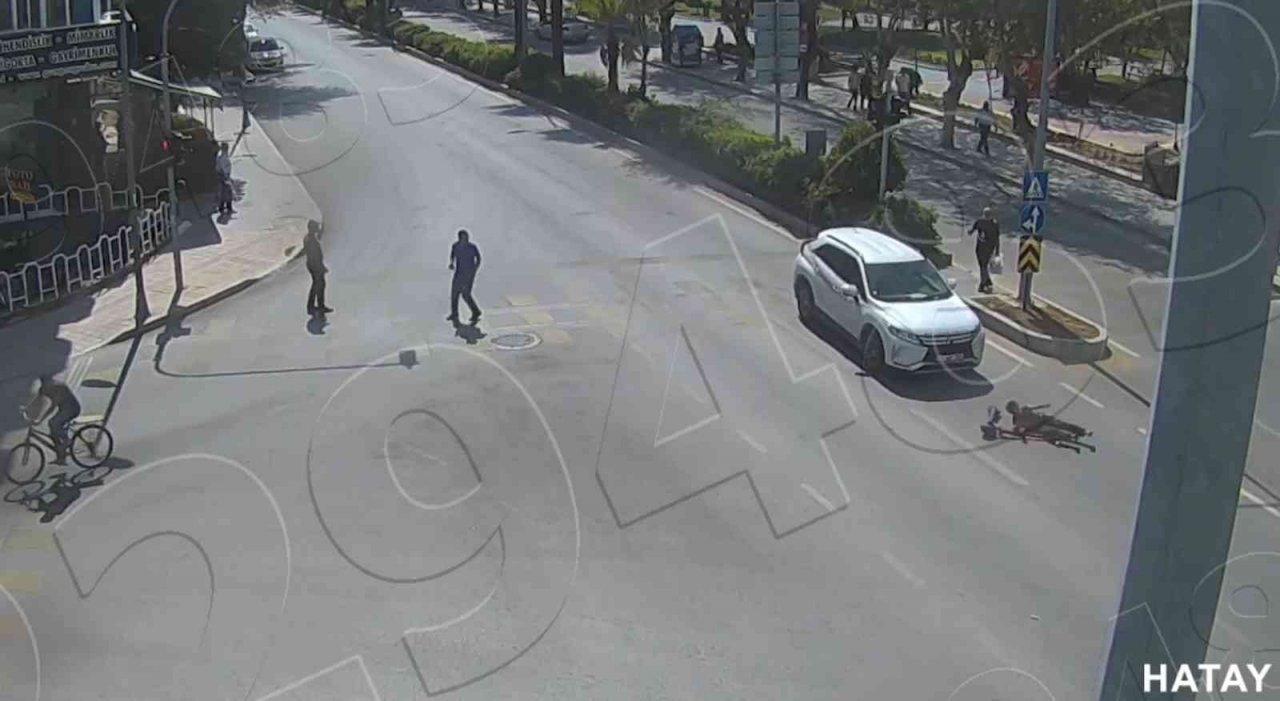 Hatay’da kaza anları kamerada: Araç parçalara ayrıldı, sürücü fırladı