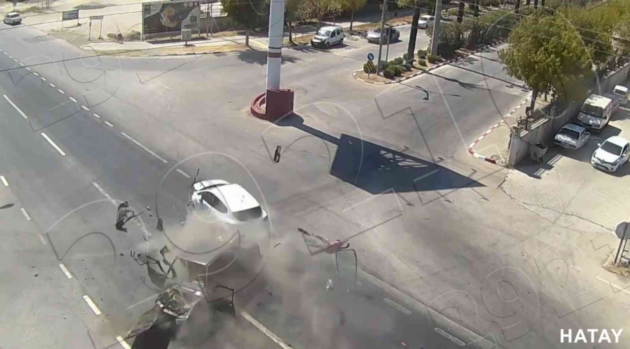 Hatay’da kaza anları kamerada: Araç parçalara ayrıldı, sürücü fırladı