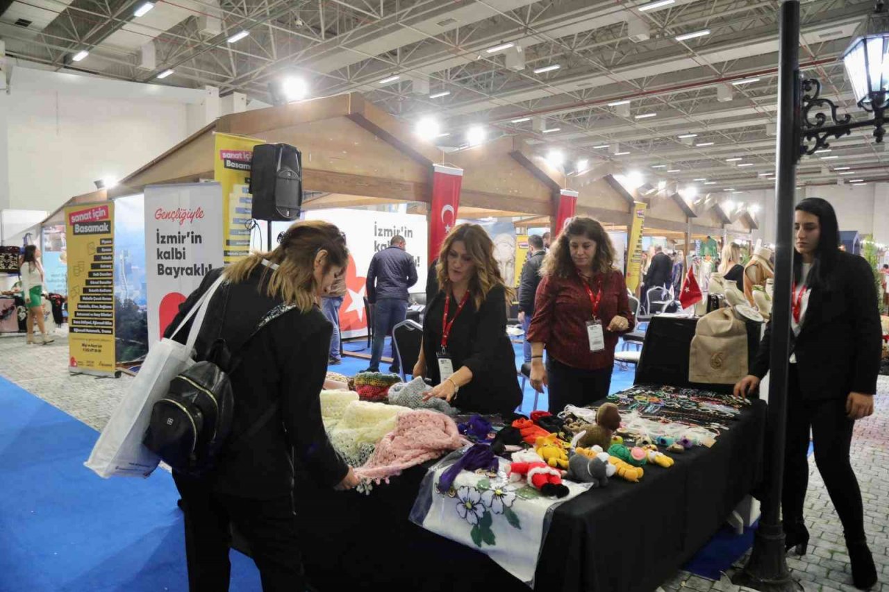 Turizm fuarında Bayraklı standına yoğun ilgi