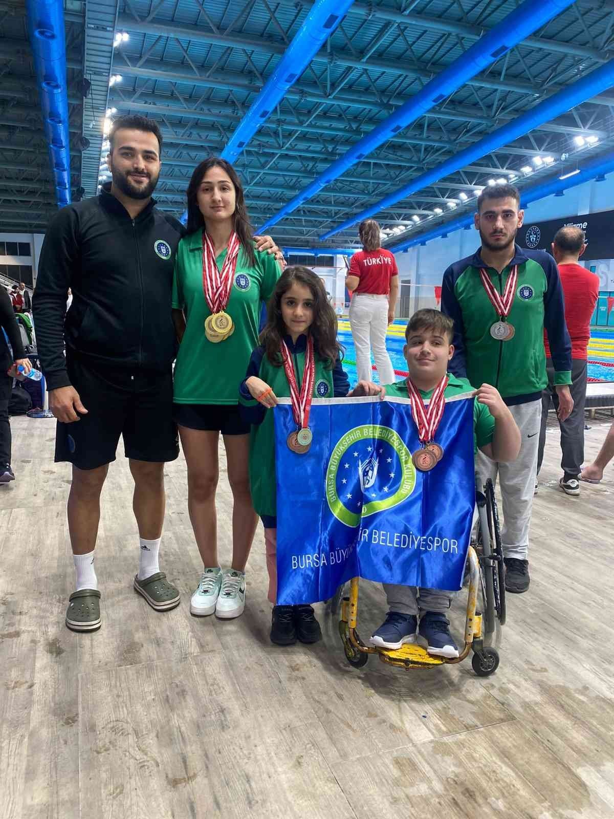 Bursalı yüzücülerden 3 rekor, 15 madalya