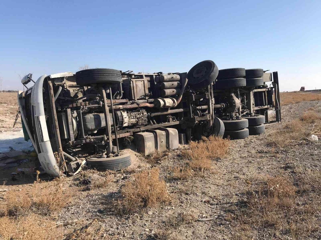 Konya’da cam yüklü kamyon devrildi: 1 yaralı