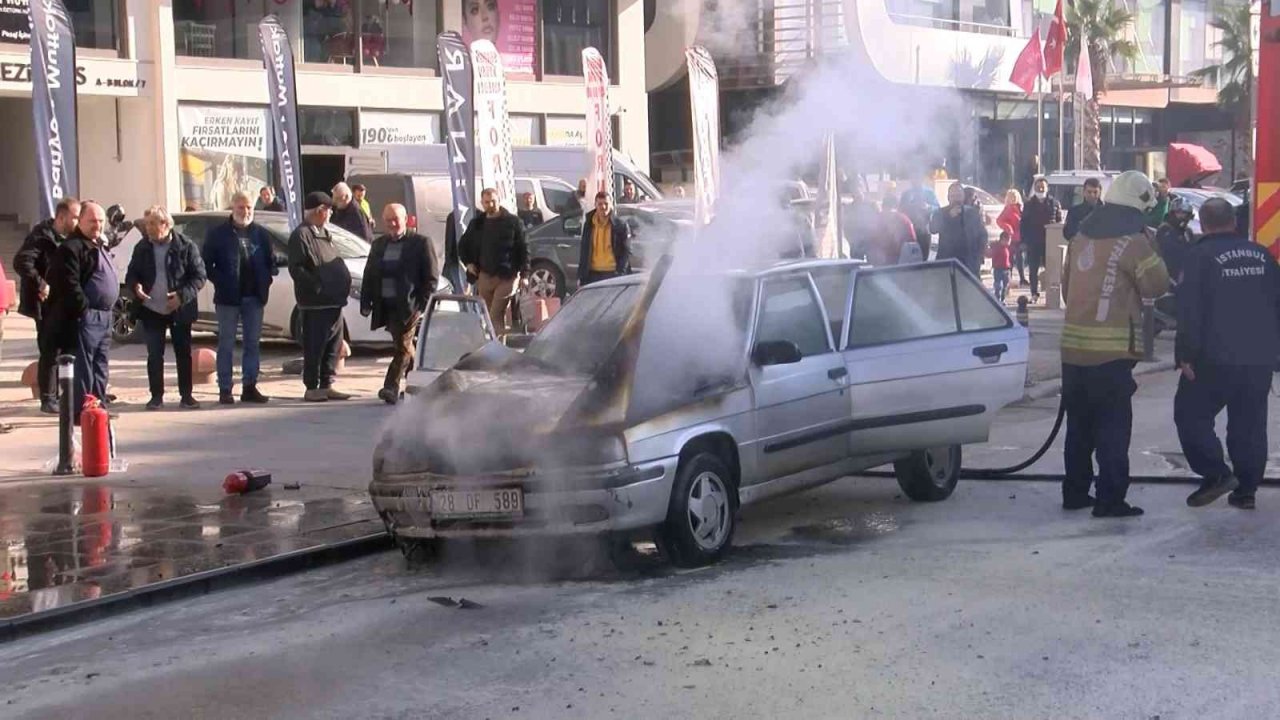 Maltepe’de kaputu açılmayan otomobil alevlere teslim oldu