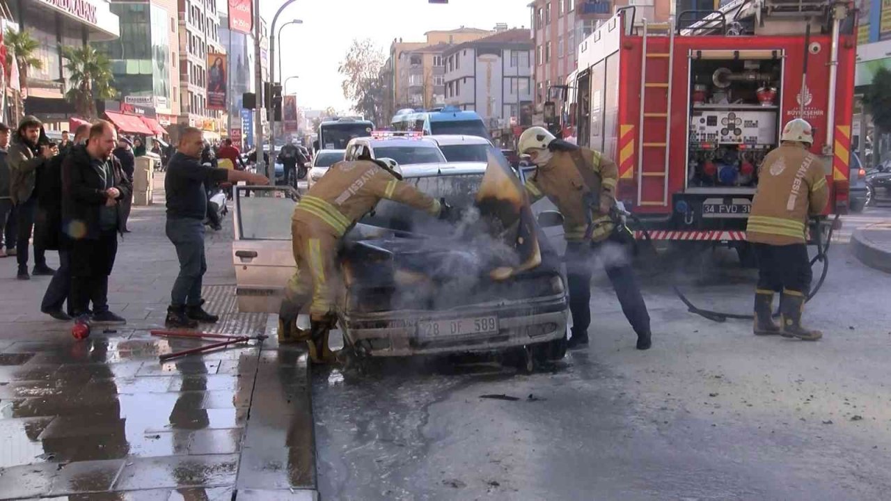 Maltepe’de kaputu açılmayan otomobil alevlere teslim oldu
