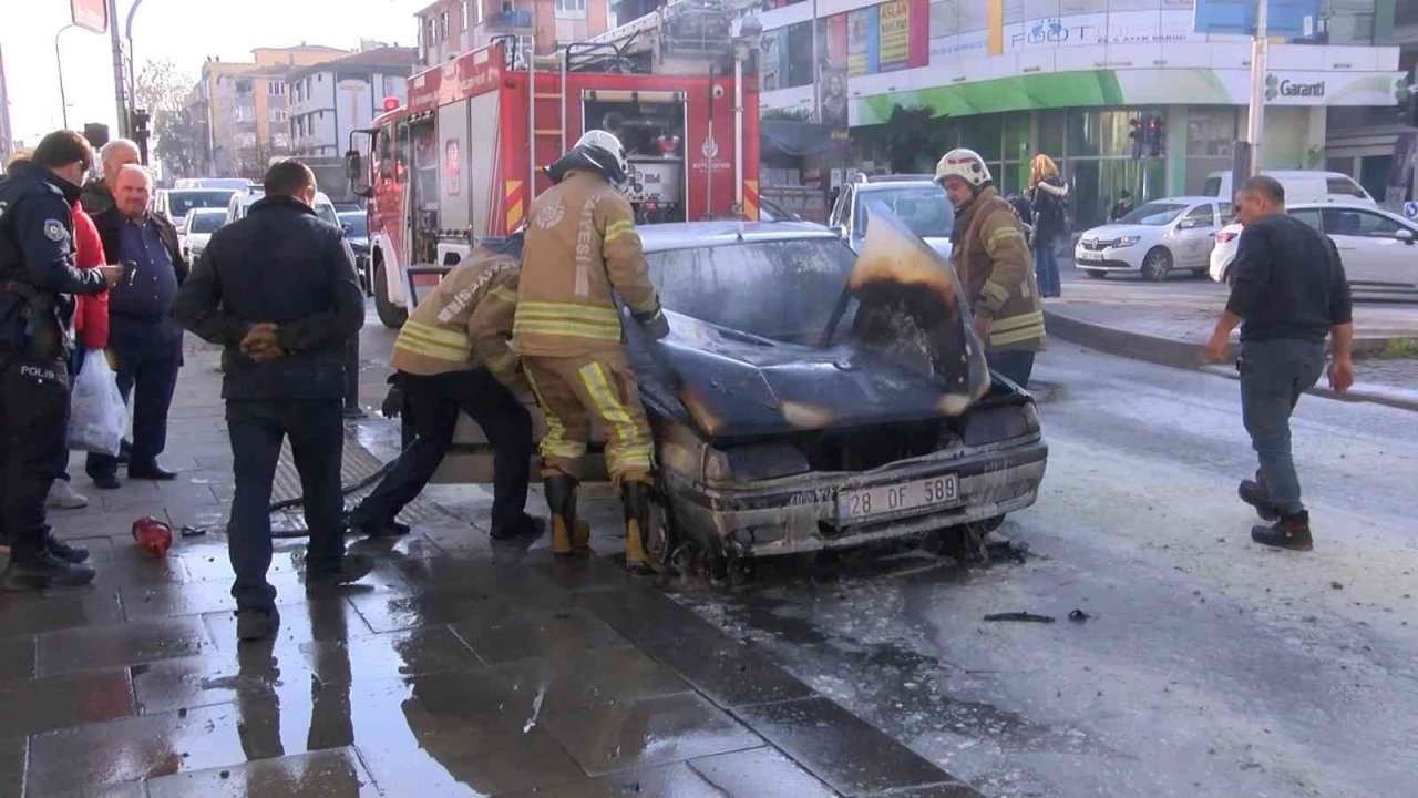 Maltepe’de kaputu açılmayan otomobil alevlere teslim oldu