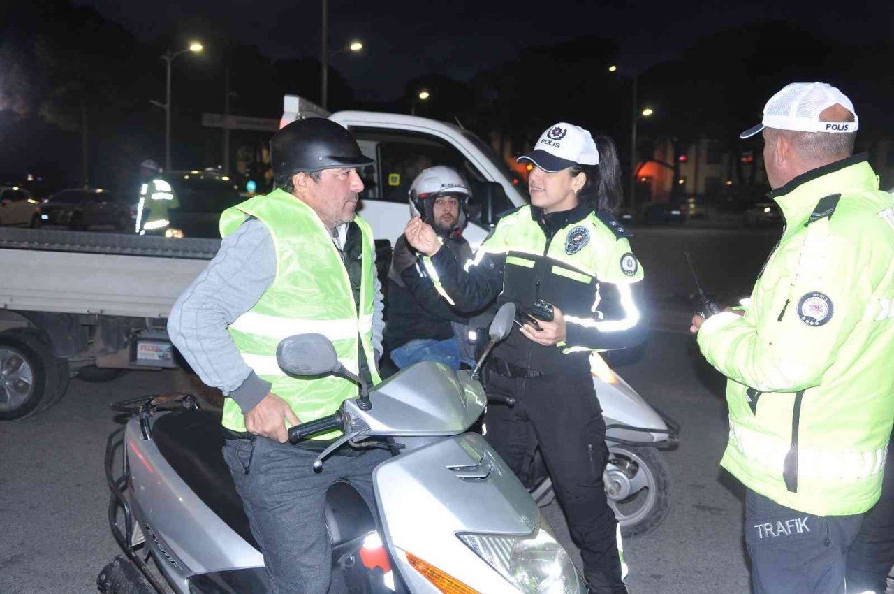 Trafik ekipleri, 2 tekerlekli sürücülere reflektif yelek dağıttı