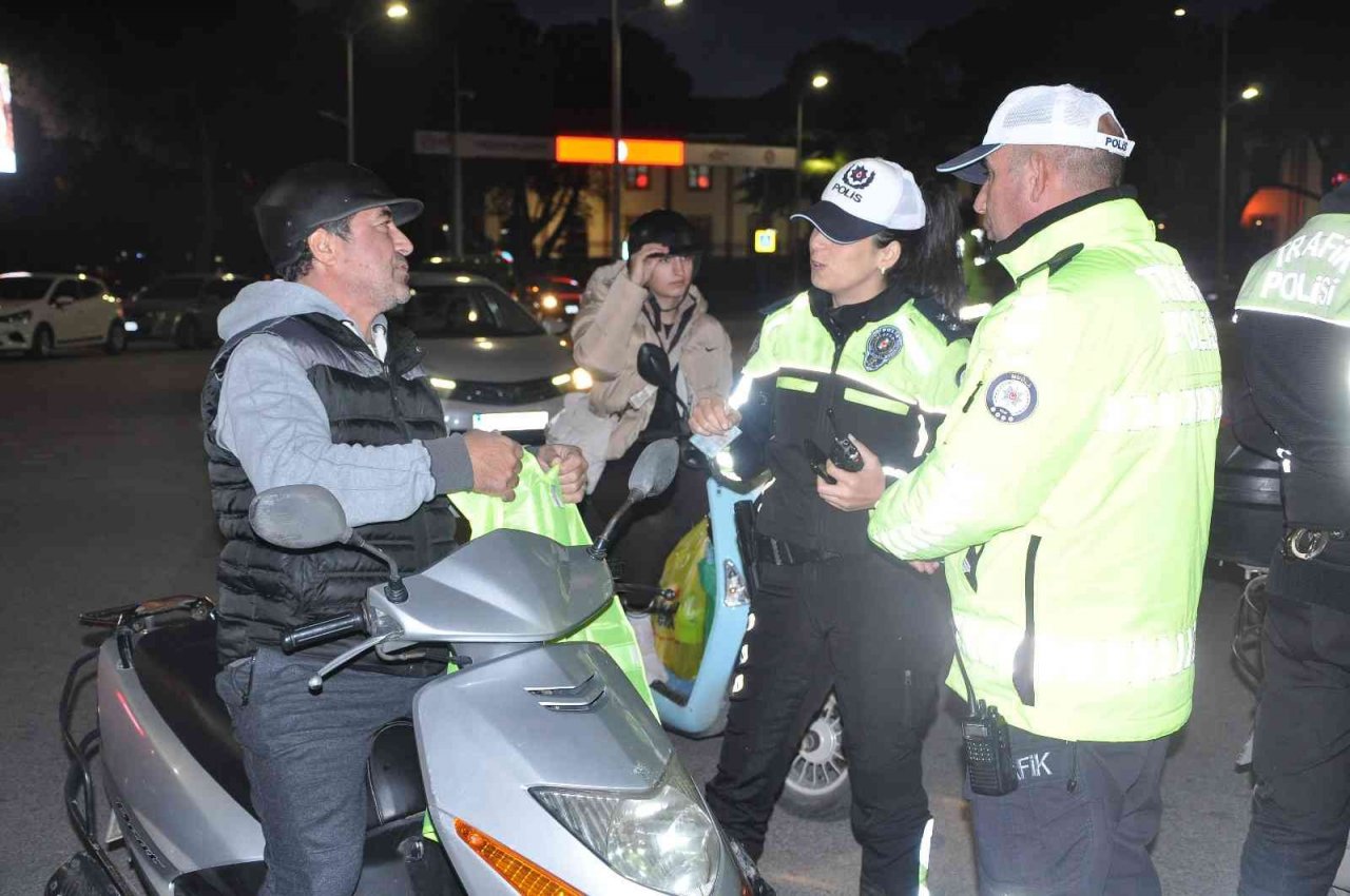 Trafik ekipleri, 2 tekerlekli sürücülere reflektif yelek dağıttı