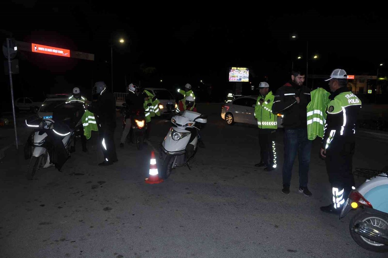 Trafik ekipleri, 2 tekerlekli sürücülere reflektif yelek dağıttı