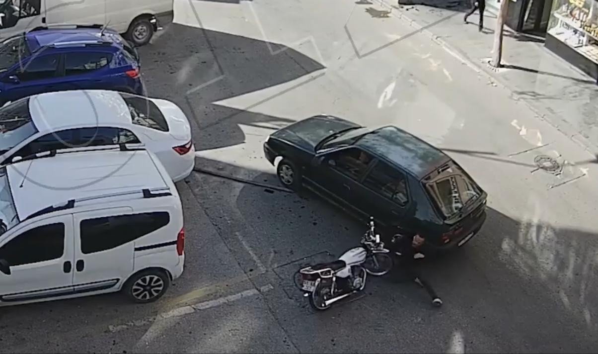 Otomobilin altında kalmaktan son anda kurtuldu