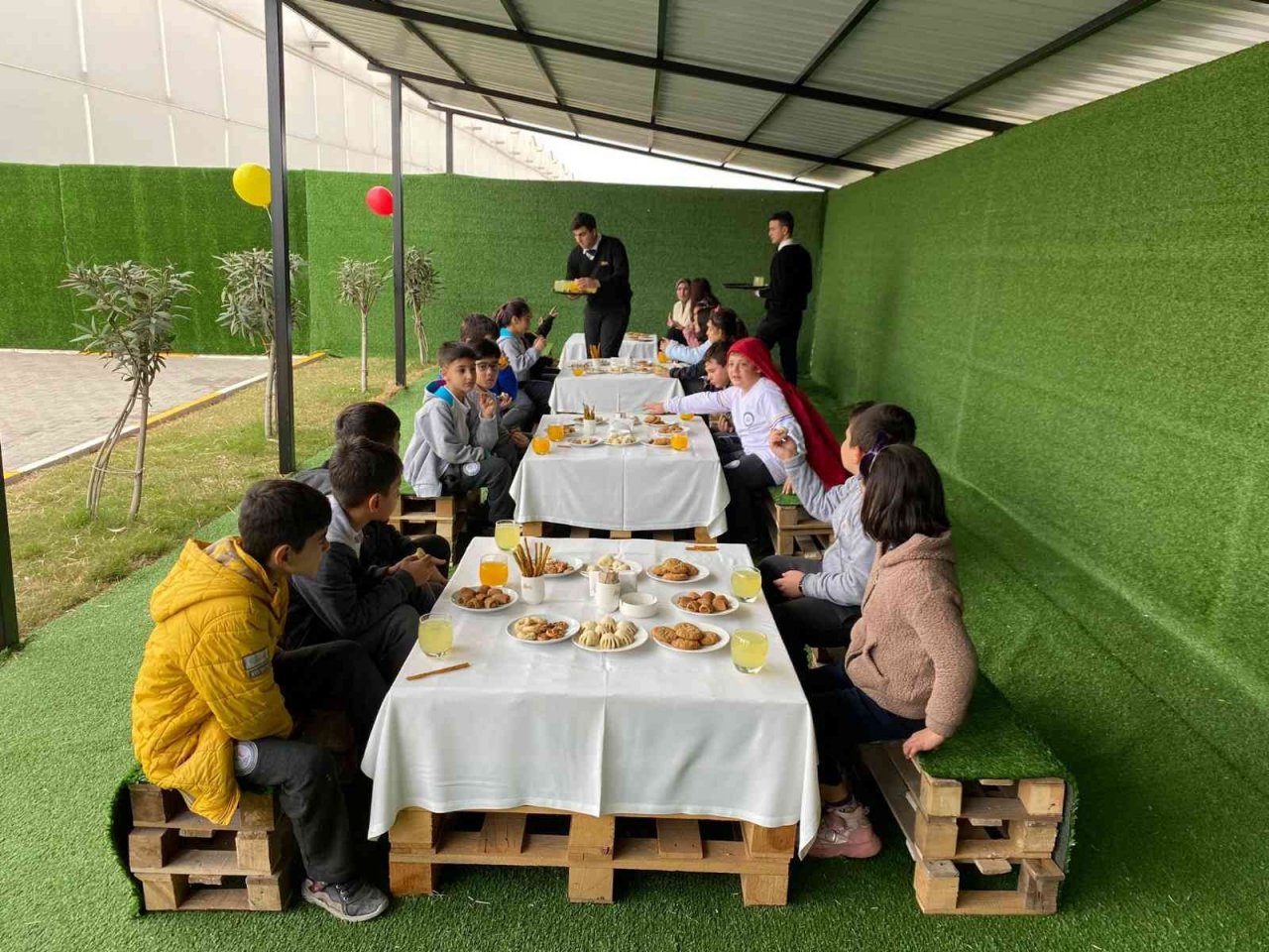 Öğrenciler fabrikalarda üretim aşamalarını yerinde gördü