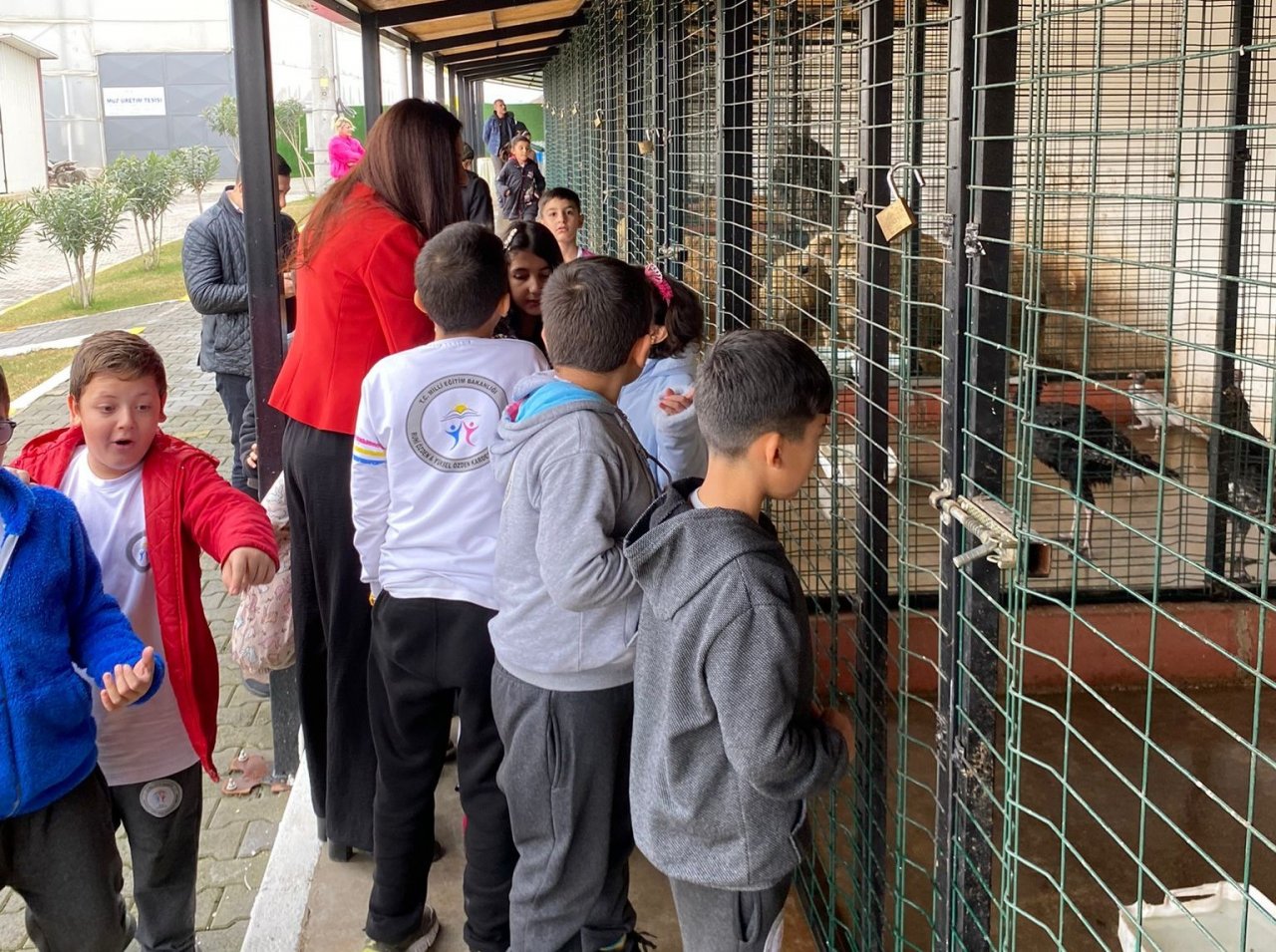 Öğrenciler fabrikalarda üretim aşamalarını yerinde gördü