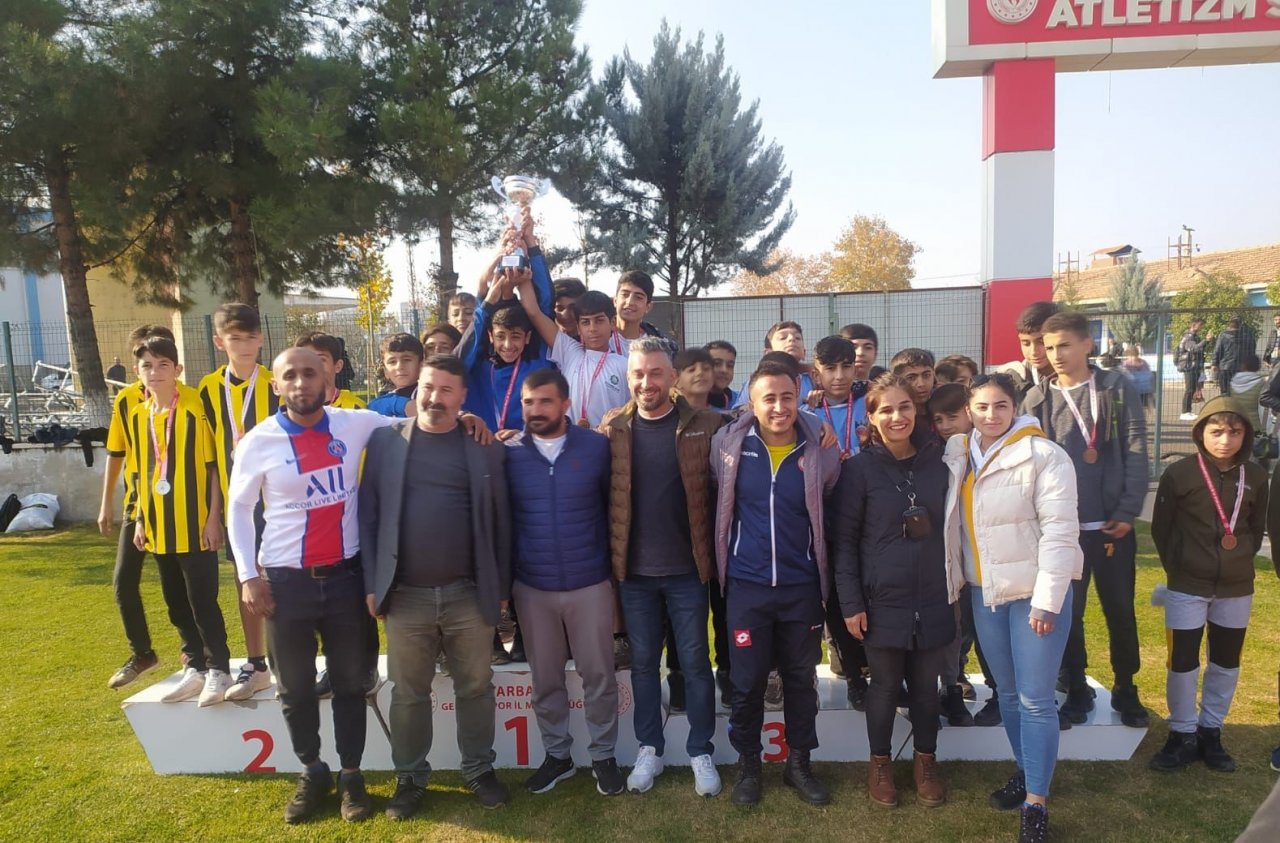 Dicle ilçesi Bozoba Ortaokulu kros yarışmasında Diyarbakır 2’ncisi oldu
