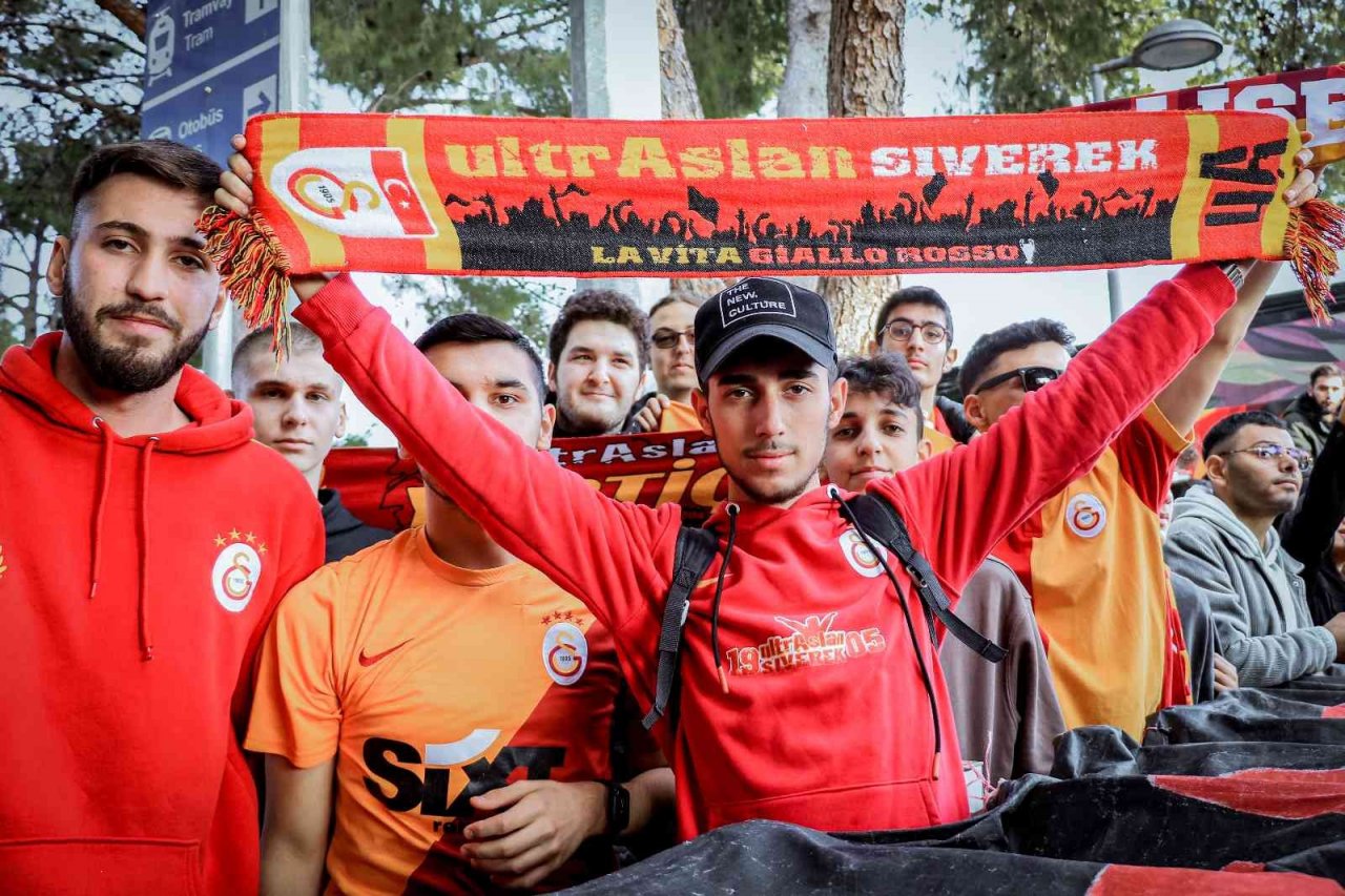 Antalya’ya gelen Galatasaray’a havalimanında coşkulu karşılama
