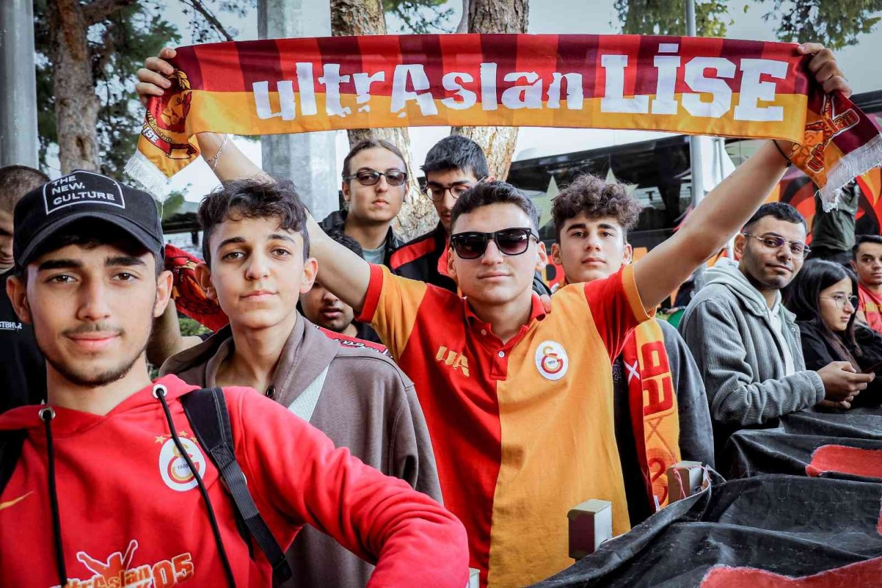 Antalya’ya gelen Galatasaray’a havalimanında coşkulu karşılama