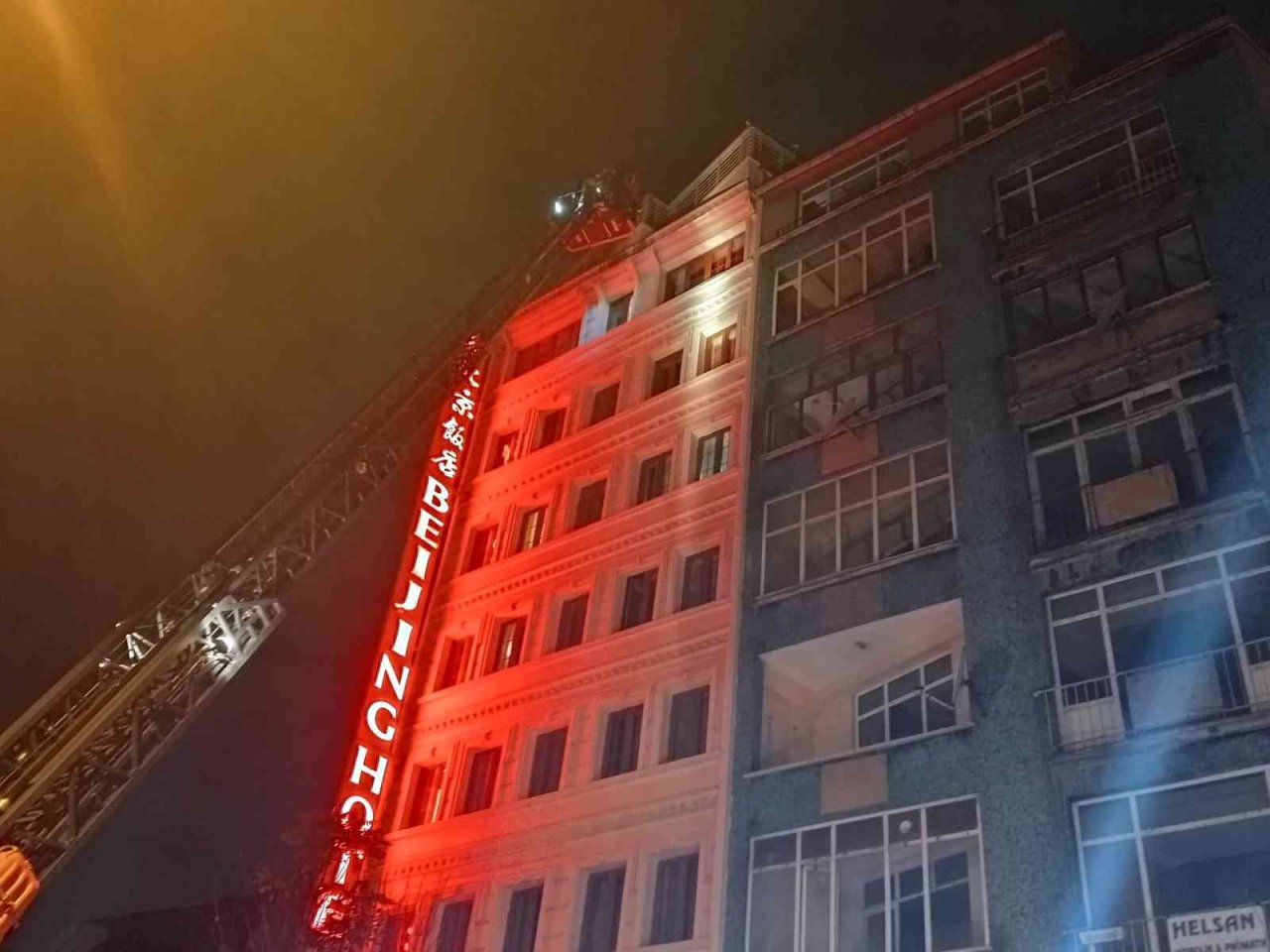 Şişli’de otelde çıkan yangın büyük paniğe neden oldu, 1 kişi dumandan etkilendi