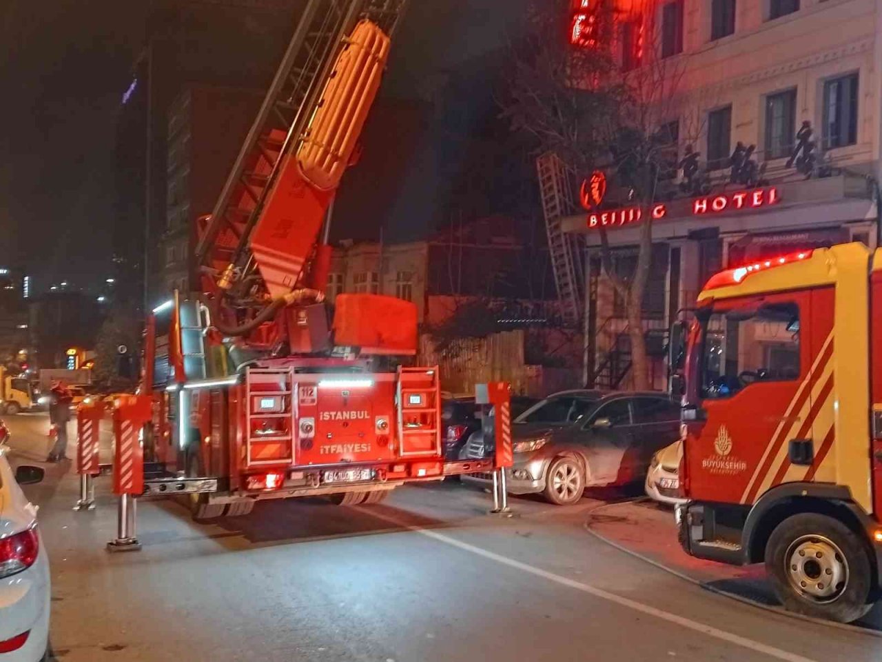 Şişli’de otelde çıkan yangın büyük paniğe neden oldu, 1 kişi dumandan etkilendi