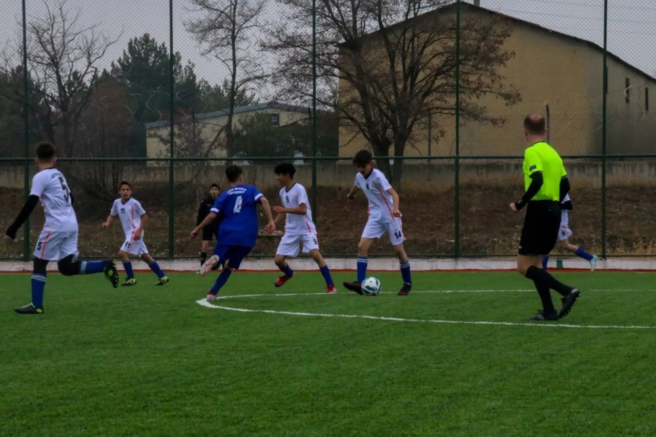 Okullar futbol maçında yarışıyor