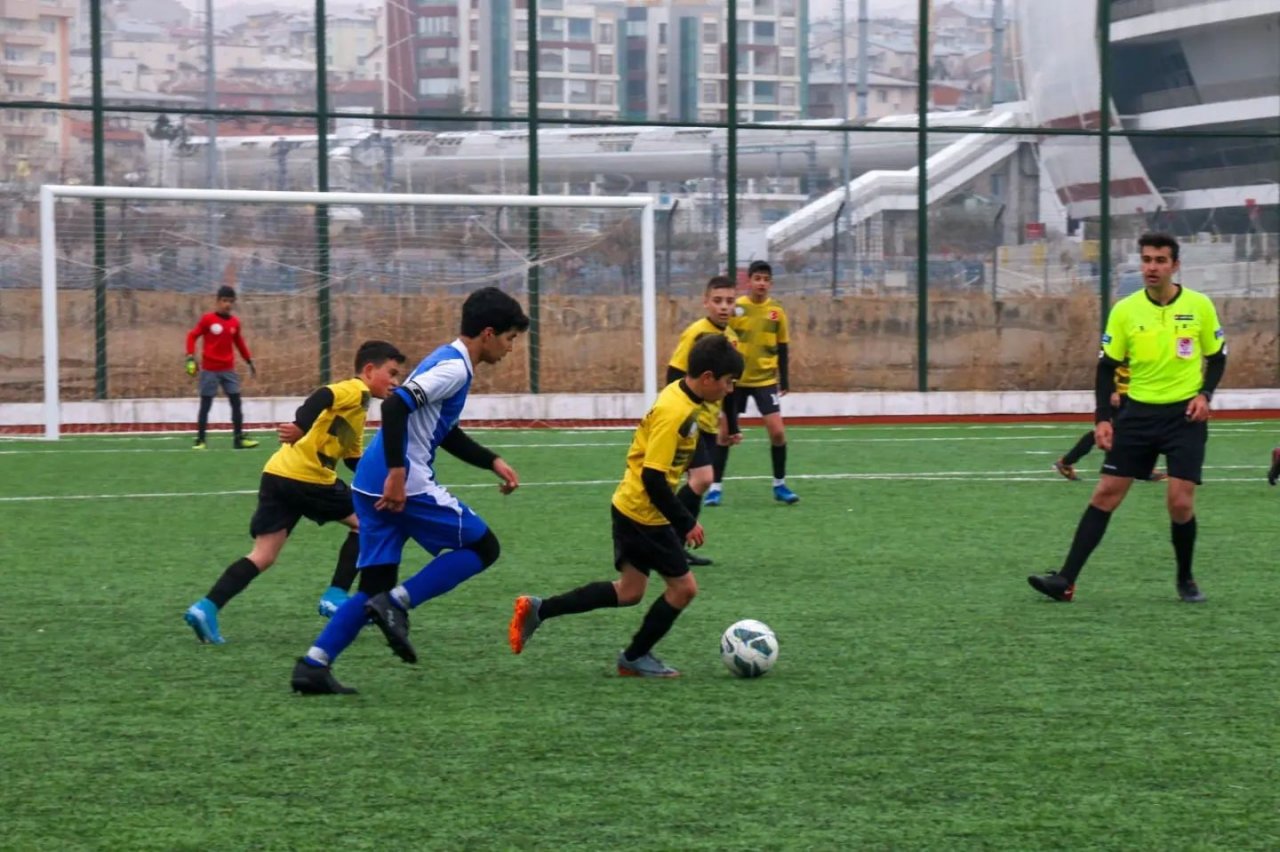 Okullar futbol maçında yarışıyor