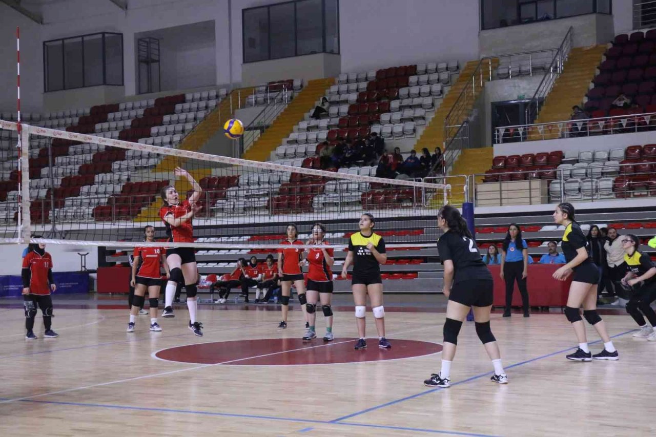 Okullar arası voleybolda 35 takım mücadele ediyor