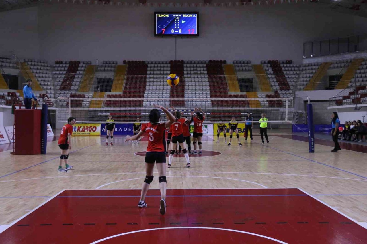 Okullar arası voleybolda 35 takım mücadele ediyor