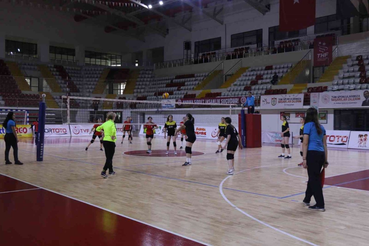 Okullar arası voleybolda 35 takım mücadele ediyor