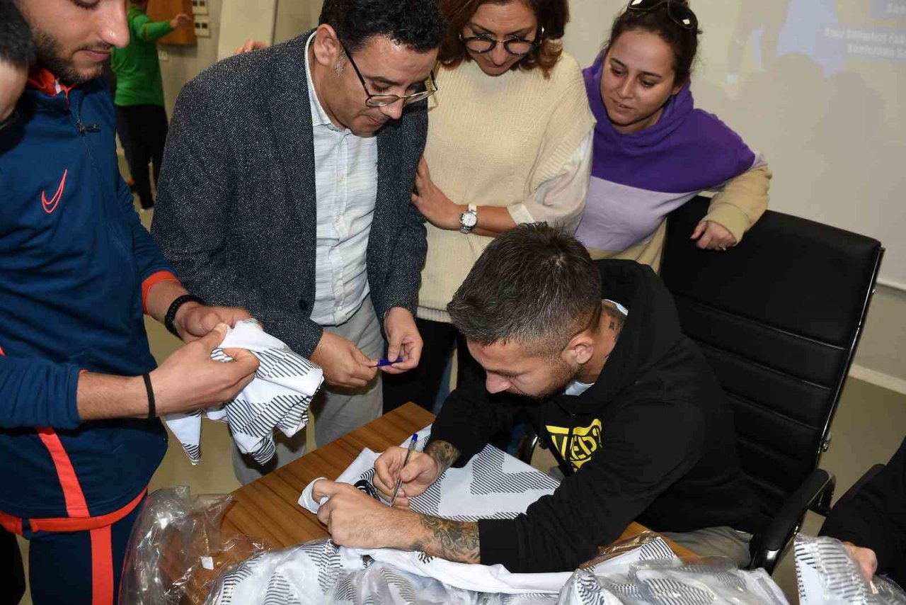 Manisa FK’nın golcü oyuncusu Adem Büyük öğrencilerle buluştu