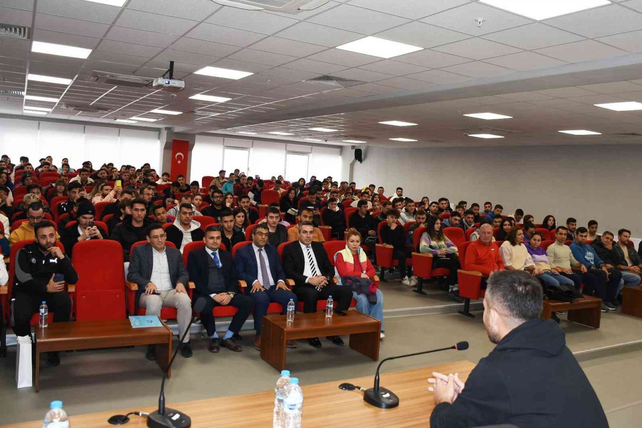 Manisa FK’nın golcü oyuncusu Adem Büyük öğrencilerle buluştu