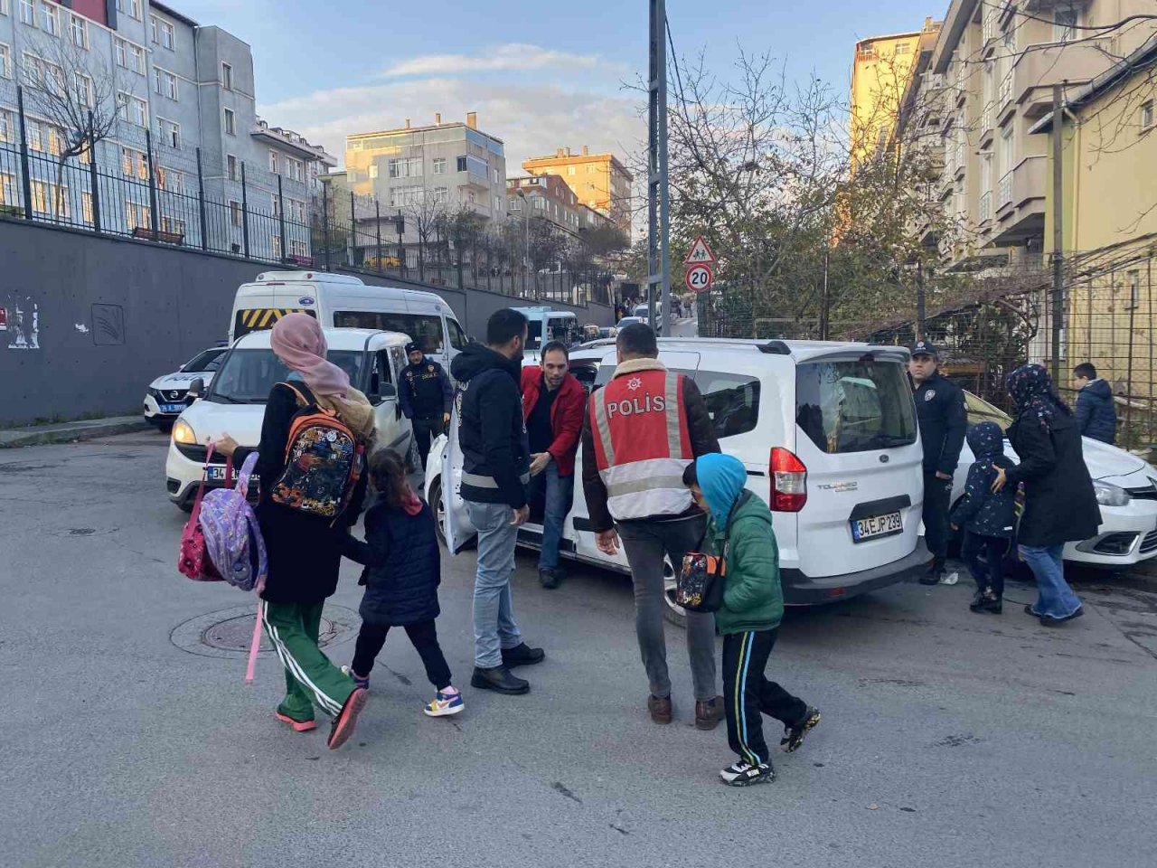 Maltepe’de okul önlerinde sıkı denetim