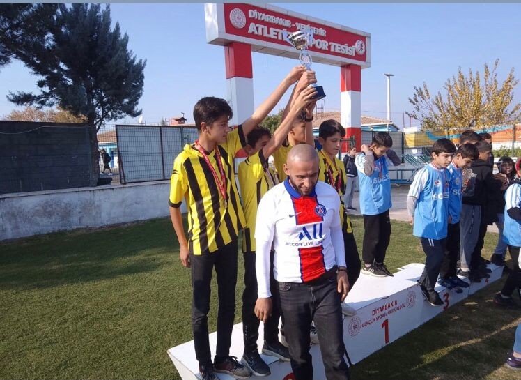 Dicle ilçesi Bozoba Ortaokulu kros yarışmasında Diyarbakır 2’ncisi oldu