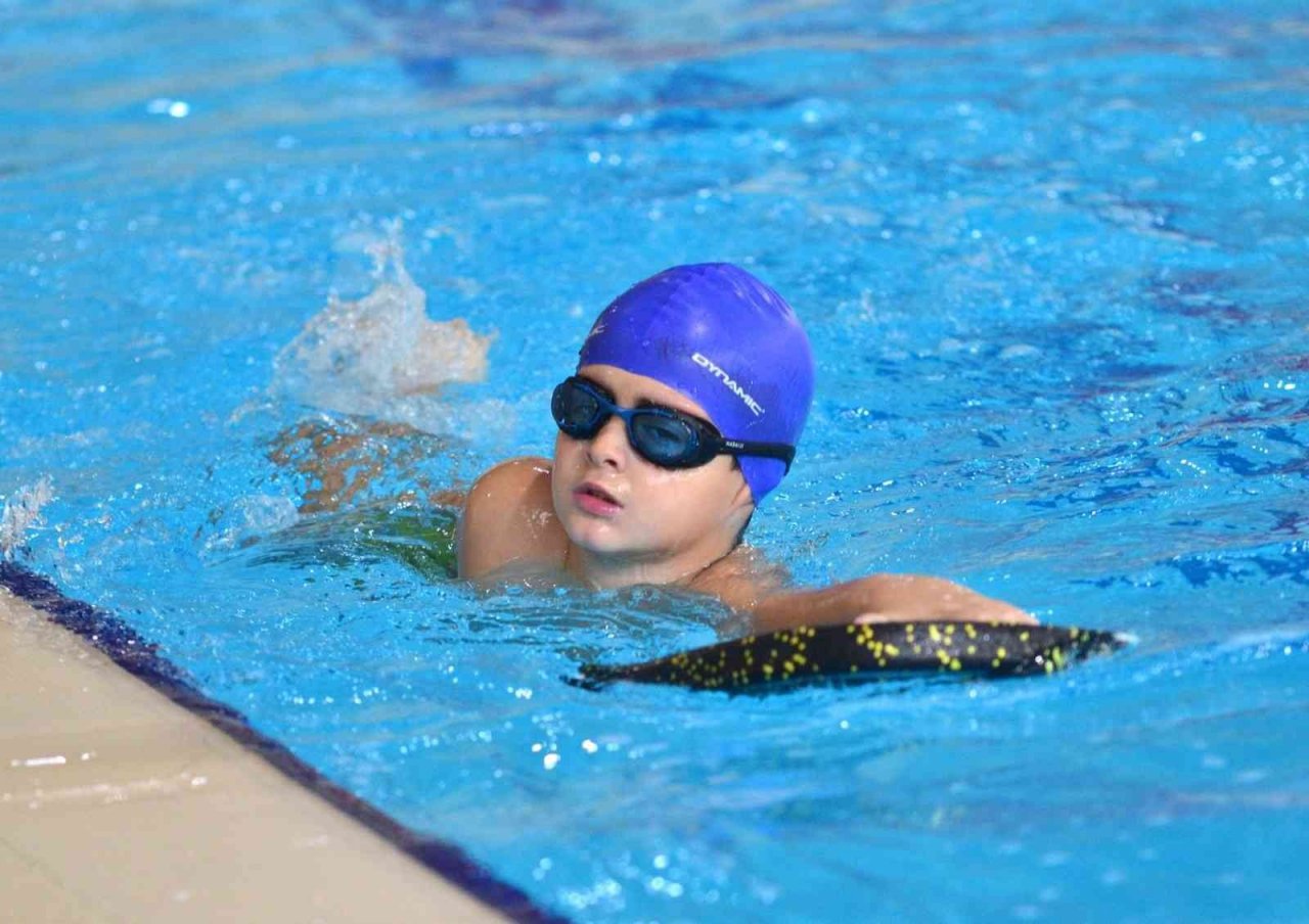 Yunusemreli çocuklar kışın da yüzme öğreniyor