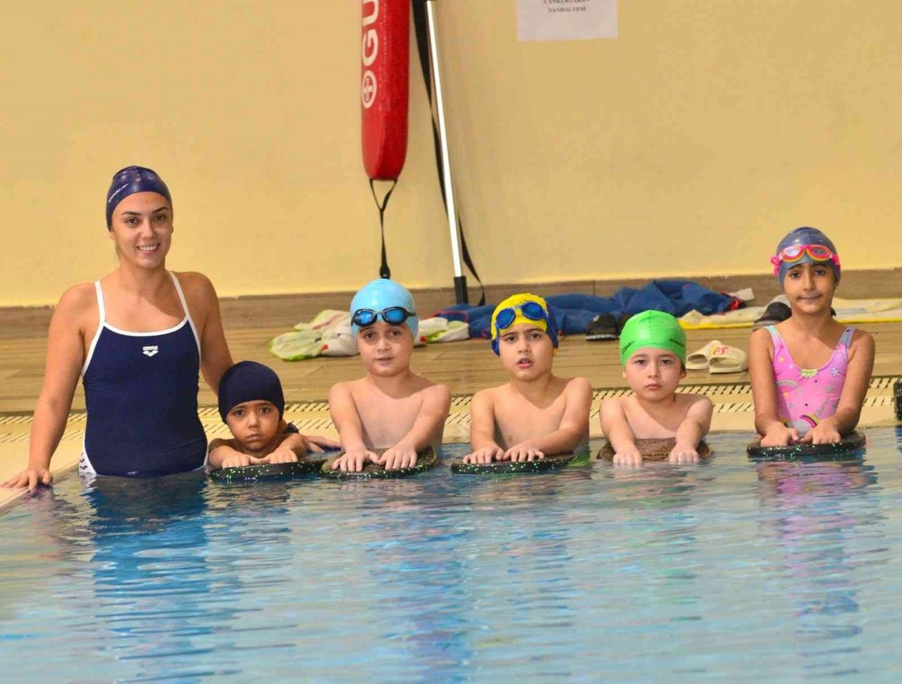 Yunusemreli çocuklar kışın da yüzme öğreniyor