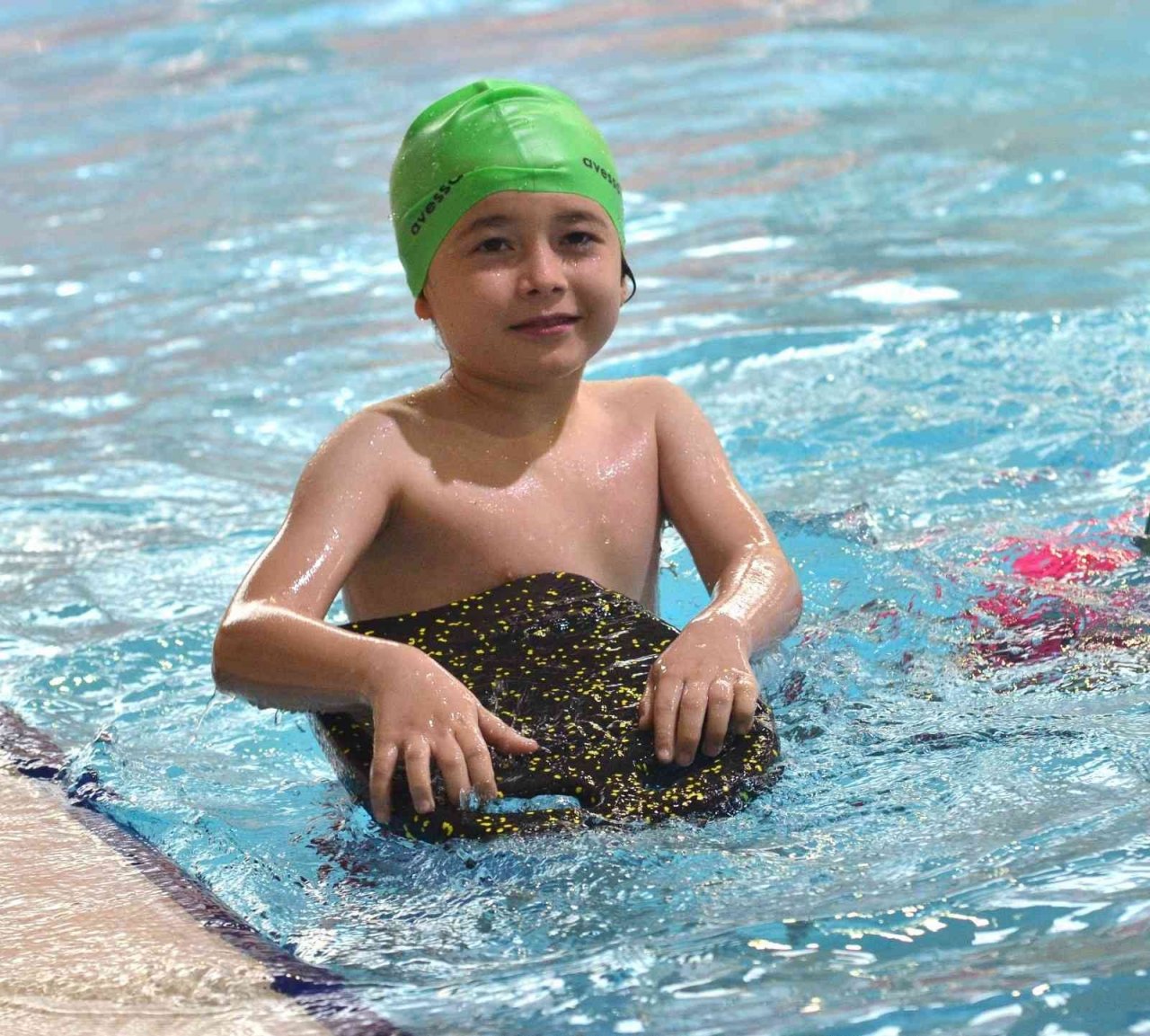 Yunusemreli çocuklar kışın da yüzme öğreniyor