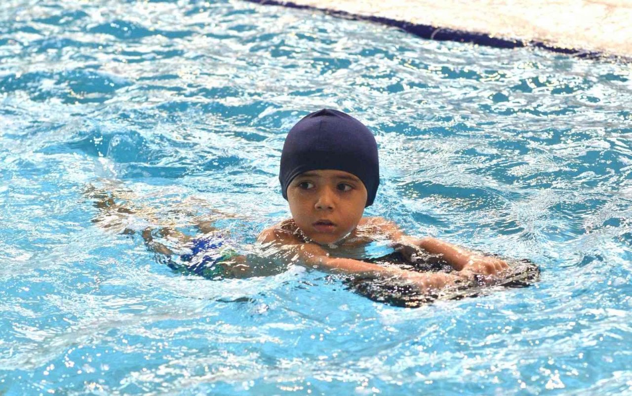 Yunusemreli çocuklar kışın da yüzme öğreniyor