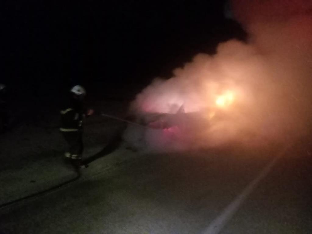 Burdur’da seyir halinde alev alan araç kullanılamaz hale geldi