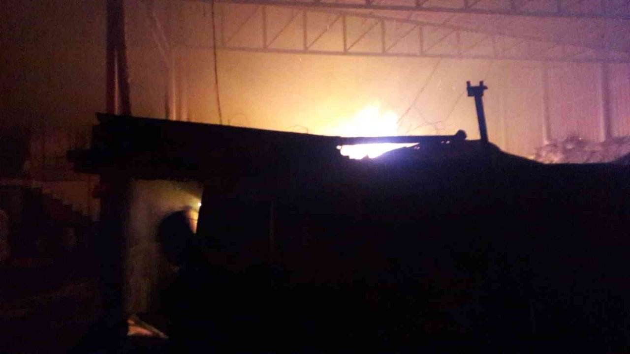 Defne fabrikasında yangın maddi hasara neden oldu