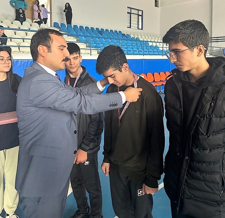 Satranç turnuvasının kazananları madalyalarını aldı