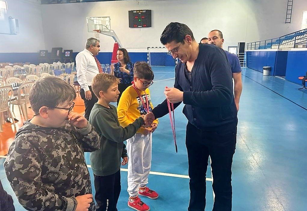 Satranç turnuvasının kazananları madalyalarını aldı