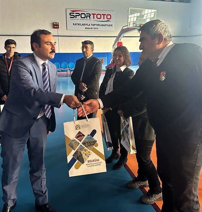 Satranç turnuvasının kazananları madalyalarını aldı