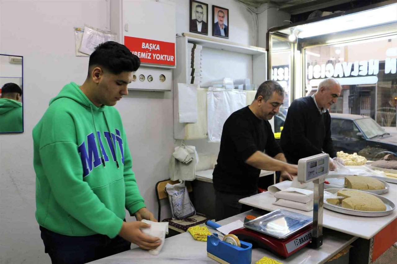Diyarbakır’ın asırlık helvacısı Avrupa’ya tat veriyor