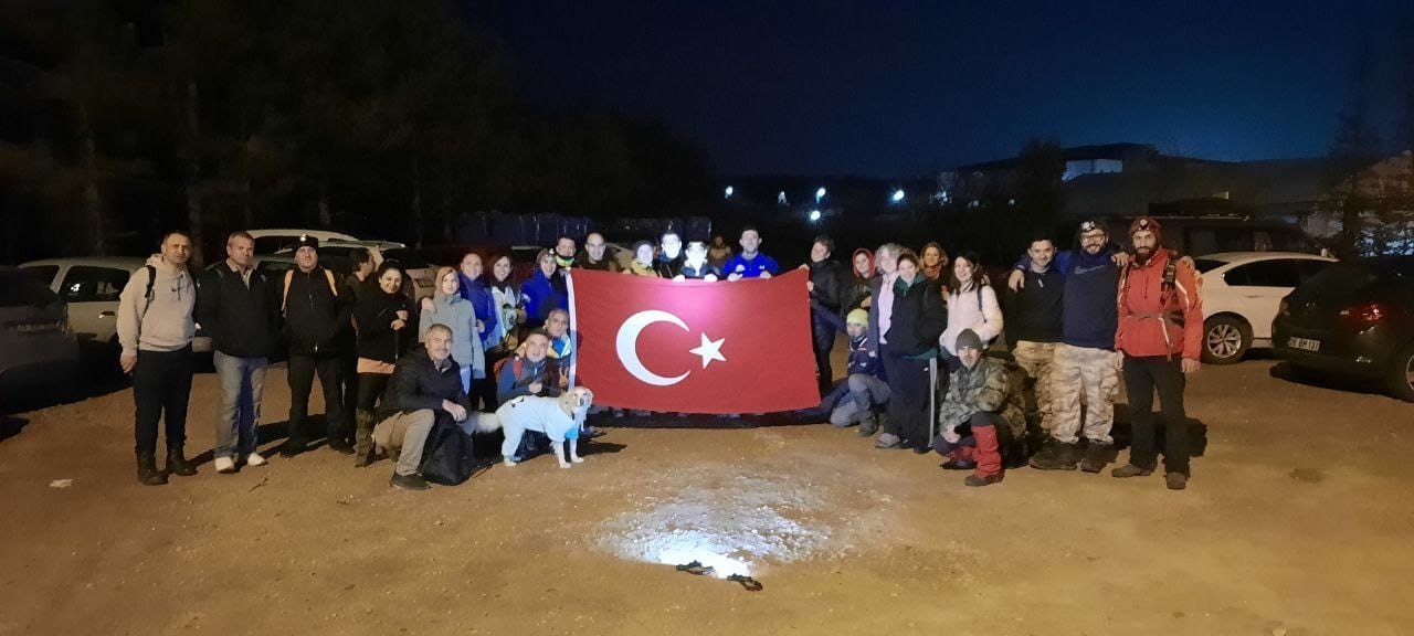 12 kilometrelik gece yürüyüşü şehir stresinden uzaklaştırdı