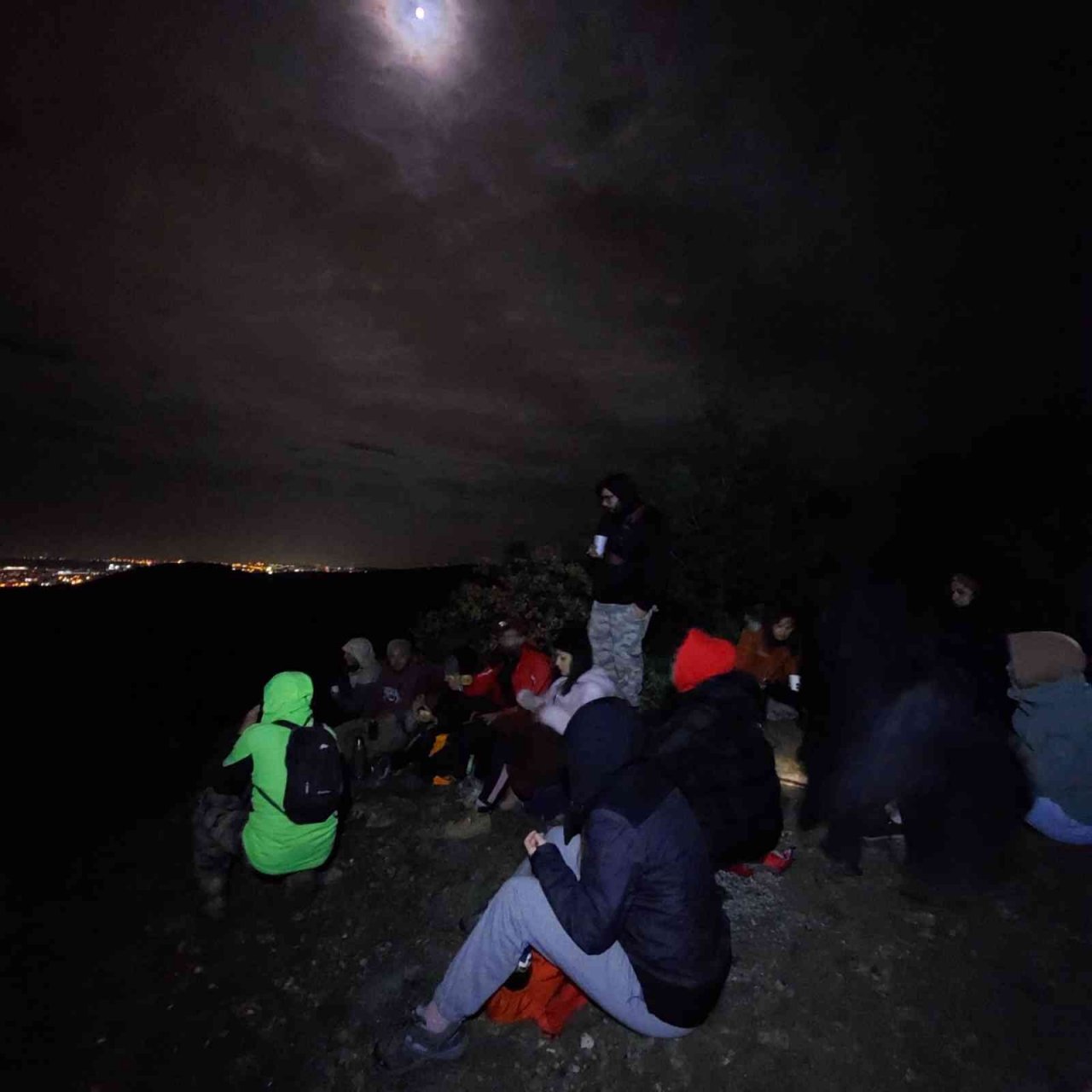 12 kilometrelik gece yürüyüşü şehir stresinden uzaklaştırdı