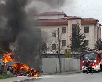 Tüp patladı, otomobil alev topuna döndü