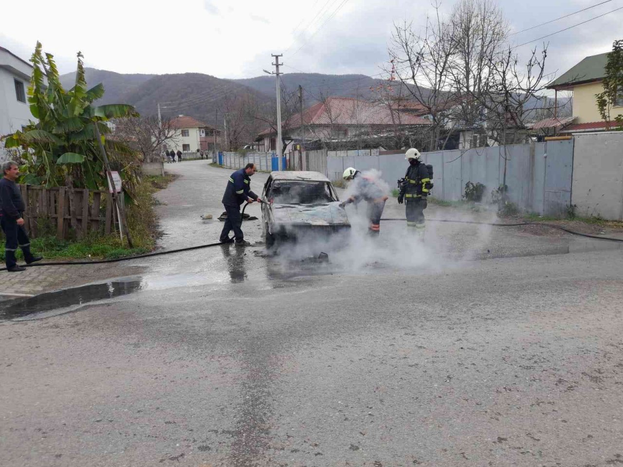 Tüp patladı, otomobil alev topuna döndü